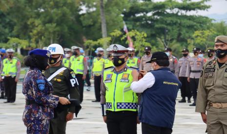 Polres Ciamis menggelar apel gelar pasukan Operasi Lilin Lodaya 2021 di Kabupaten Pangandaran, Kamis (23/12). 