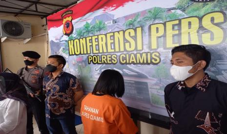 Polres Ciamis menggelar konferensi pers terkait kasus penipuan dan penggelapan yang dilakukan oleh seorang perempuan, di Polres Ciamis, Jumat (12/8/2022).