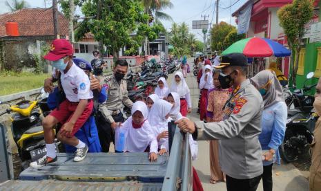 Polres Ciamis menggelar vaksinasi kepada anak usia 6-11 tahun di Kabupaten Pangandaran, Senin (10/1/2022). Usai vaksinasi, anak-anak diajak berkeliling menggunakan kapal milik Sat Polairud Polres Ciamis. 