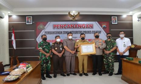 Polres Cilacap melakukan Pencanangan Pembangunan Zona Integritas menuju WBBM (Wilayah Birokrasi Bersih dan Melayani).  Pembacaan Deklarasi dilakukan oleh Kapolres Cilacap AKBP Eko Widiantoro serta Penandatanganan Piagam Pencanangan Pembangunan Zona Integritas oleh Forkopimda Kabupaten Cilacap di Aula Rupattama Polres Cilacap, Senin (27/6/2022).