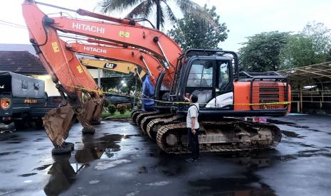 Polres Garut bersama Krimsus Polda Jabar, Dinas ESDM Provinsi Jabar, dan Bareskrim Polri,  melakukan operasi terhadap dugaan tambang ilegal (galian C) di Kampung Cinanti. 