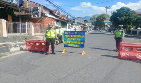 Polres Garut melakukan penyekatan di beberapa titik perbatasan di wilayah Kabupaten Garut, Rabu (30/6).