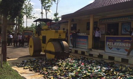 Aparat memusnahkan ribuan botol miras hasil razia 