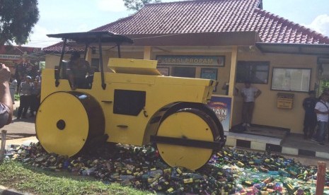 Polres Garut memusnahkan ribuan botol miras hasil razia, ilustrasi. 