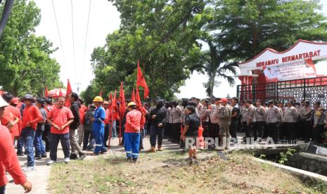 Polres Indramayu amankan aksi unjuk rasa yang dilakukan oleh massa buruh yang menuntut kenaikan UMK 2025, di depan Kantor Dinas Tenaga Kerja Kabupaten Indramayu, Rabu (11/12/2024).  