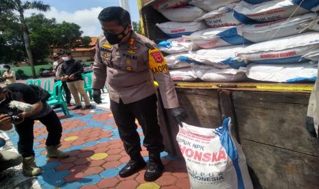 Polisi sita pupuk tak sesuai label (ilustrasi). Kabid humas Polda Sumatra Barat, Kombes Pol Dwi Sulistyawan, mengatakan pihaknya menyita sebanyak 13 ton pupuk NPK jenis Nt. PHONSKA yang diproduksi oleh CV ATM Gresik-Indonesia.