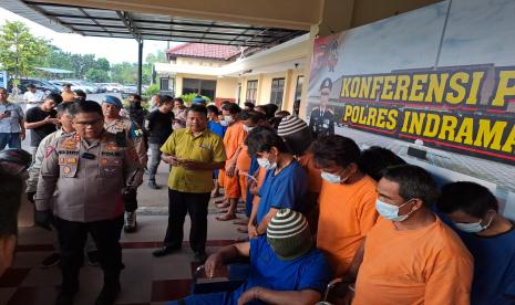 Polres Indramayu berhasil meringkus 53 orang penjahat dalam Operasi Libas Lodaya 2023, termasuk sindikat pembobol minimarket lintas daerah. 