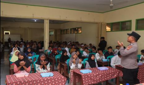 Polres Indramayu bersama Kodim 0616 Indramayu melaksanakan program Makan Siang Bergizi di UPTD SDN 2 Plumbon, Kecamatan/Kabupaten Indramayu, Selasa (22/10/2024). 