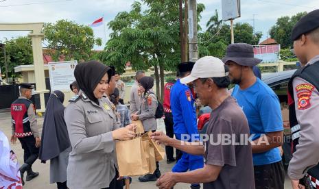 Polres Indramayu bersama polsek jajaran berbagi takjil kepada masyarakat.