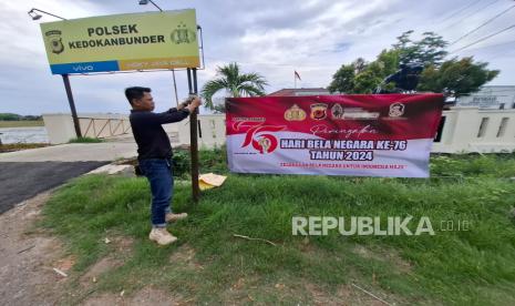 Polres Indramayu bersama Polsek jajaran menggelar pemasangan spanduk bertema “Gelorakan Bela Negara Untuk Indonesia Maju”, Rabu (18/12/2024). 