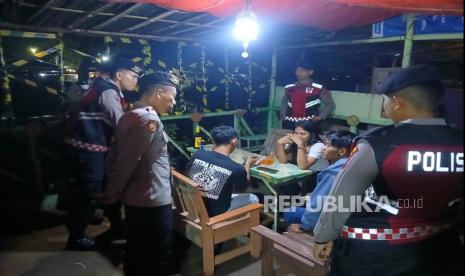 Polres Indramayu bersama Polsek jajaran mengintensifkan patroli malam, Sabtu malam hingga Ahad dini hari, (4-5 Januari 2024). 