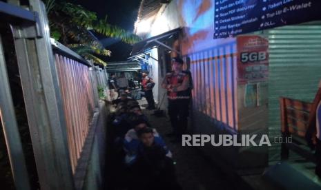 Polres Indramayu grebek puluhan remaja yang menggelar pesta miras di Desa Kendayakan, Kecamatan Terisi, Kabupaten Indramayu, Sabtu (22/2/2025) malam. 