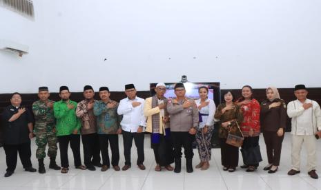 Polres Indramayu jajaran Polda Jabar menggelar Doa Bersama Lintas Agama. Hal itu dilakukan menyambut HUT Bhayangkara ke-78 tahun 2024. 