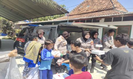 Polres Indramayu melaksanakan kegiatan Jumat Berkah, dengan membagikan 150 paket nasi kotak kepada masyarakat dan jamaah yang telah melaksanakan Sholat Jumat di Masjid Al-Huda, Kelurahan Paoman, Kecamatan Indramayu, Jumat (16/8/2024). 