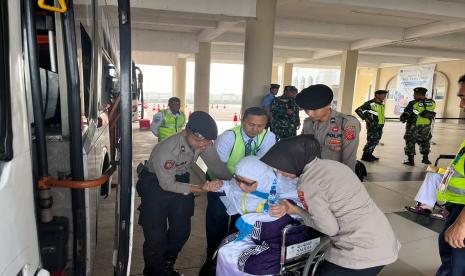 Polres Indramayu melaksanakan pengamanan dan pelayanan kepada calhaj kloter 12 Kabupaten Cirebon, di Asrama Haji Indramayu, Kamis (23/5/2024). 