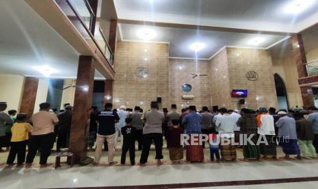 Polres Indramayu melaksanakan Sholat Subuh Keliling di Masjid Abdurrahman Basuri, Kecamatan Sindang, Kabupaten Indramayu, Jumat (7/3/2025). 