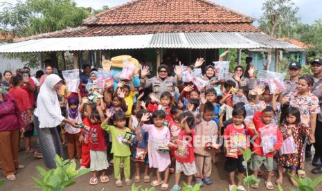 Polres Indramayu melaksanakan trauma healing dan menyalurkan bantuan untuk korban bencana puting beliung di Desa Pabean Ilir, Kecamatan Pasekan, Kabupaten Indramayu, Rabu (8/1/2025). 