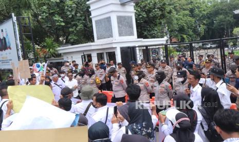 Polres Indramayu melakukan pengamanan jalannya aksi yang dilakukan ribuan honorer, di depan Gedung DPRD Kabupaten Indramayu, Rabu (15/1/2025). 