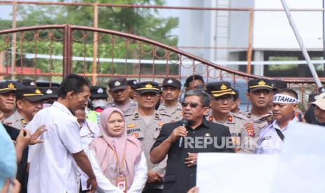 Polres Indramayu melakukan pengamanan jalannya aksi yang dilakukan ribuan honorer, di depan Gedung DPRD Kabupaten Indramayu, Rabu (15/1/2025). 