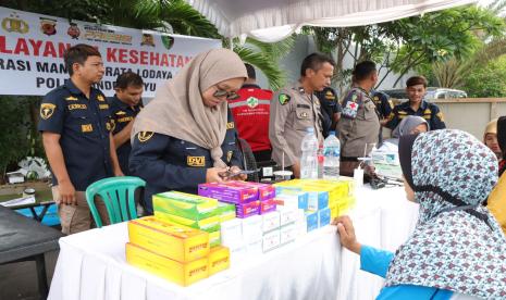 Polres Indramayu melalui Seksi Dokter dan Kesehatan (Sidokkes) memberikan layanan kesehatan gratis terhadap petugas sortir dan pelipatan (sorlip) surat suara Pemilu 2024, di Gudang Logistik Widasari Kabupaten Indramayu, Ahad (14/1/2024). 