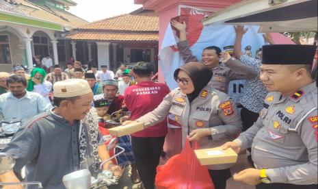 Polres Indramayu membagikan 250 paket nasi kotak kepada jamaah yang telah melaksanakan Sholat Jumat di Masjid Miftahul Jannah, Desa/Kecamatan Pasekan, Kabupaten Indramayu,  Jumat (25/10/2024). 