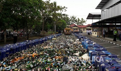 Pemusnahkan ribuan botol berisi minuman beralkohol atau minuman keras  (ilustrasi) 