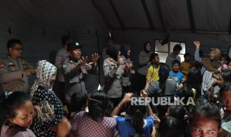 Polres Indramayu mengadakan trauma healing bagi anak-anak dan masyarakat terdampak banjir rob di Desa Eretan Kulon, Kecamatan Kandanghaur, Kabupaten Indramayu, Kamis (30/1/2025). 