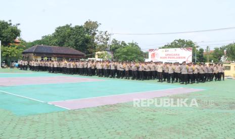 Polres Indramayu menggelar Apel Latihan Kontijensi di Lapangan Apel Polres Indramayu, Sabtu (9/11/2024).  