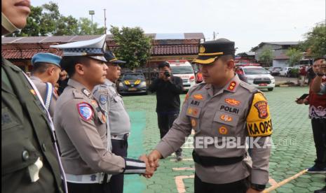 Polres Indramayu menggelar Apel Pasukan dalam rangka Operasi Lilin Lodaya 2024 di Lapangan Apel Polres Indramayu, Jumat (20/12/2024). 