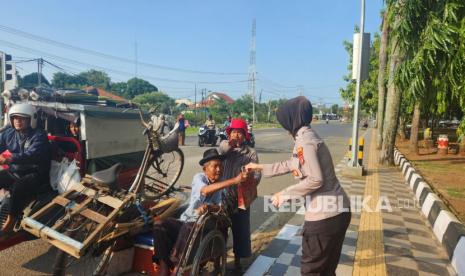 Polres Indramayu menggelar baksos bagi-bagi takjil keliling di Tugu Simpang Lima Mangga, Jl Soekarno Hatta, Indramayu, Kamis (6/3/2025) sore. 