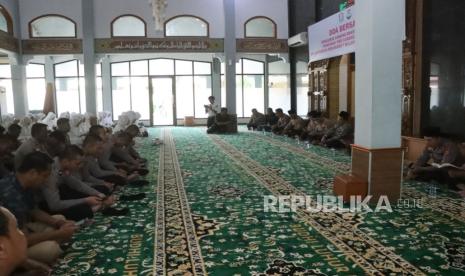 Polres Indramayu menggelar Bimbingan Rohani dan Mental (Binrohtal) di Masjid Baitul Hidayah Mapolres Indramayu, Kamis (27/2/2025). 