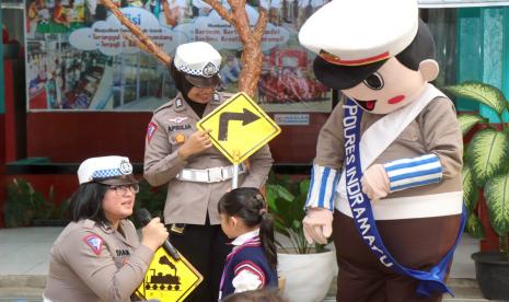 Polres Indramayu menggelar kegiatan Polisi Sahabat Anak untuk edukasi keselamatan berlalu lintas di TK Cendekia, Perumahan Bumi Patra, Kabupaten Indramayu, Jawa Barat, Selasa (25/7/2023). 