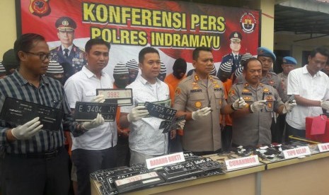 Polres Indramayu menggelar konferensi pers di Mapolres Indramayu, Selasa (18/2), dalam pengungkapan kasus penipuan dan penggelapan mobil rental dengan jumlah mobil yang diamankan mencapai 11 unit.