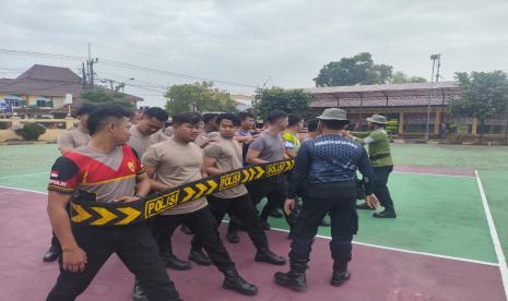 Polres Indramayu menggelar latihan Pasukan Anti Huru Hara (PHH) di Lapangan Mako Polres Indramayu, Jumat (2/8/2024). Hal itu dilakukan dalam rangka persiapan menghadapi Pilkada 2024. 