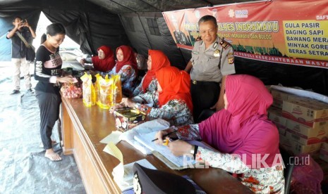 Polres Indramayu menggelar operasi pasar murah di halaman Mapolres Indramayu, Senin (22/5). Dalam kegiatan yang akan dilangsungkan hingga H-1 Lebaran itu dijual berbagai kebutuhan pokok masyarakat