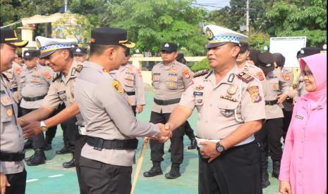 Polres Indramayu menggelar Upacara Korp Raport Kenaikan Pangkat Pengabdian, di Lapangan Apel Mako Indramayu, Selasa (8/10/2024). 