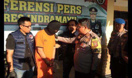 Polres Indramayu menghadirkan seorang pengedar sabu, yang sering menjual sabu ke sopir truk antar provinsi di jalur pantura Indamayu, di Mapolres Indramayu, Selasa (11/6/2024). 