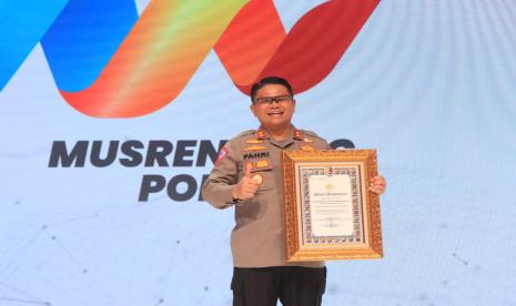 Polres Indramayu meraih penghargaan Kategori Pelayanan Prima (A) dalam ajang Hasil Pemantauan dan Evaluasi Kinerja Penyelenggaraan Pelayanan Publik Instansional di Lingkungan Kepolisian Negara Republik Indonesia Tahun 2023, Selasa (9/7/2024). Penghargaan diterima oleh Kapolres Indramayu, AKBP M Fahri Siregar. 