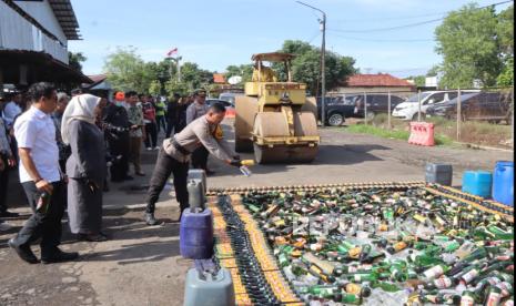 Polres Indramayu musnahkan ribuan botol miras hasil Operasi Pekat Lodaya II Tahun 2024, di Mapolres Indramayu, Jumat (2012/2024). 