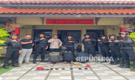 Polres Indramayu tangkap tiga orang anggota geng motor dan sejumlah senjata tajam dan panah. 