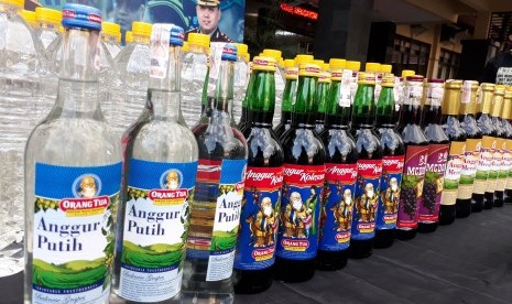 Minuman keras (miras). Polres Majalengka sita 1.264 botol minuman keras dalam razia jelang tahun baru.