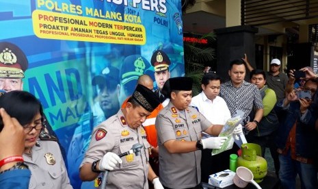 Polres Malang Kota (Makota) mengungkap kasus penganiayaan hingga tewas pada anak usia tiga tahun di Mapolres Makota, Jumat (1/11).