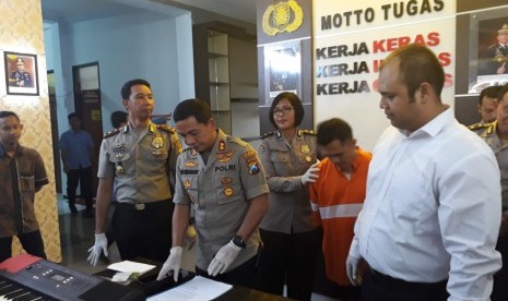 Polres Malang Kota (Makota) mengungkap kasus prostitusi di Mapolresta Malang. Pemkot Malang memperketat pengawasan untuk mengantisipasi maraknya prostitusi daring.