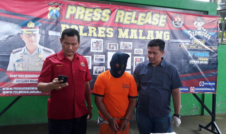 Polres Malang memberikan keterangan pers atas kasus persetubuhan terhadap anak di bawah umur dengan menggunakan baju badut 