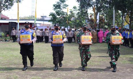 Polres Malang menggelar apel bakti sosial religi dan penyerahan kunci bedah rumah di Kecamatan Wajak, Kabupaten Malang, Senin (20/6/2022). 