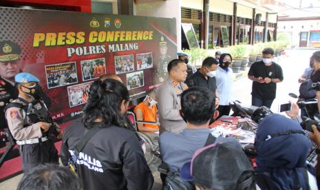 Polres Malang merilis kasus pemerkosaan di Mapolres Malang, Selasa (3/11). 