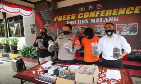 Polres Malang merilis kasus penangkapan tersangka pemilik dan pengonsumsi tanaman ganja di Mapolres Malang, Kepanjen, Kabupaten Malang, Senin (6/7). 