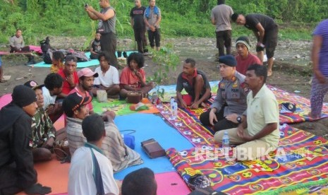  Central Maluku Resort Police along with Medical and Health Team of Maluku Police provide assistance to the people of Mausu Ane tribe on July 25 to 26. 