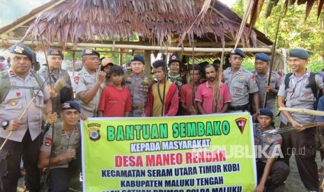 Polres Maluku Tengah dan Tim Bidang Kedokteran dan Kesehatan Polda Maluku memberikan bantuan pada warga suku Mausu Ane di Pedalaman Gunung Murkele, Desa Maneo, Seram Utara, Maluku yang didera kelaparan beberapa waktu lalu. ilustrasi