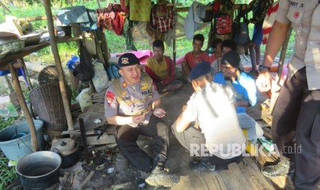 Polres Maluku Tengah dan Tim Bidang Kedokteran dan Kesehatan Polda Maluku memberikan bantuan pada warga suku Mausu Ane di Pedalaman Gunung Murkele, Desa Maneo, Seram Utara, Maluku yang belakangan ini didera kelaparan. Polisi memberikan bantuan berupa sembako dan obat-obatan Rabu (25/7) hingga Kamis (26/7). 